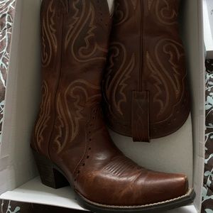 Women's gorgeous Ariat western boots Size 7